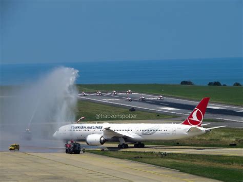 Turkish Airlines B787 9 Dreamliner Su Takısı Ve Pistte Bekleyen Türk Yıldızları 😍
