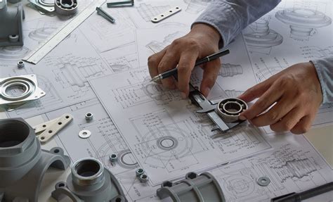 Engineertechniciandesigningdrawingsmechanicalâpartsengineering