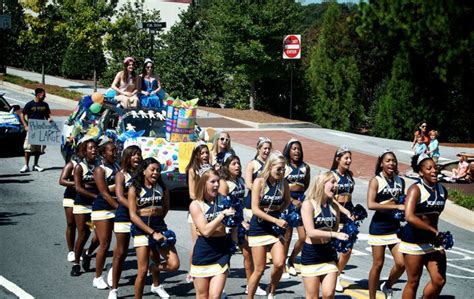 Emory's cheerleading squad walks in the 2011 Homecoming Parade | Homecoming parade, Cheerleading ...