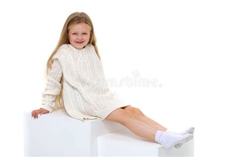 Nettes Kleines Mädchen Das Auf Weißem Treppe Sitzt Stockfoto Bild