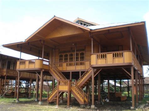 Untuk saat ini rumah dengan desain yang unik dan terbuat dari material kayu tentu sangat jarang kita temui. ARSITEKTUR NUSANTARA: Januari 2012