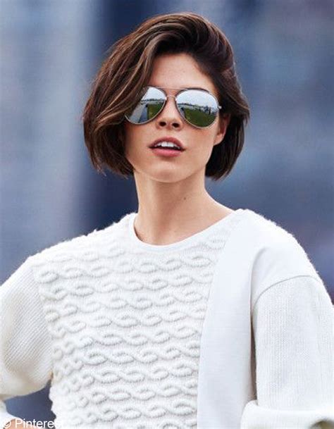 coiffure cheveux court lisse femme