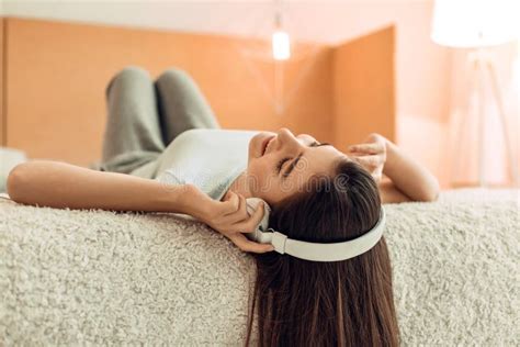 Pretty Teenage Girl Lying On Bed And Listening To Music Stock Image Image Of Beautiful