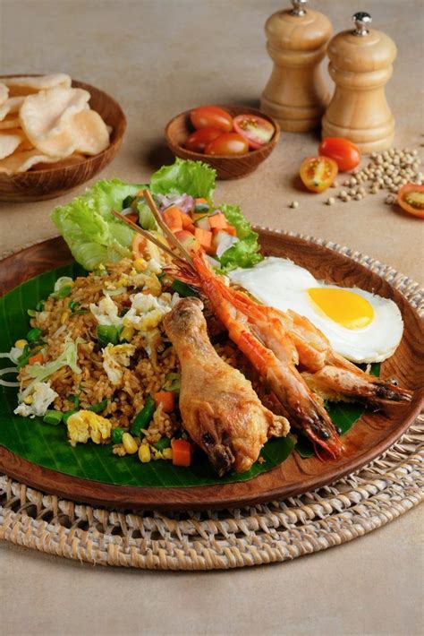 Variasi ini biasanya dipengaruhi oleh bahan makanan yang biasa digunakan oleh masyarakat setempat dan pengaruh ramuan bumbu dari negara tetangga. Padma Favourite Recipe: Nasi Goreng - Padma Resort Legian ...