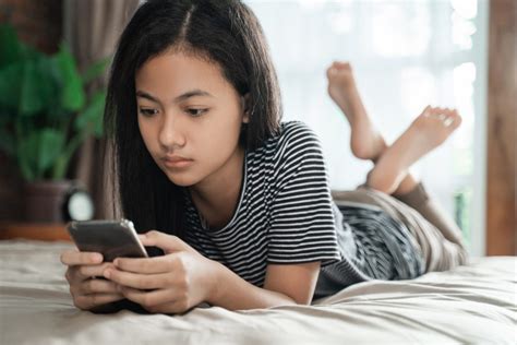 Five Ways To Help Teens Navigate Online Friendships Troomi Wireless