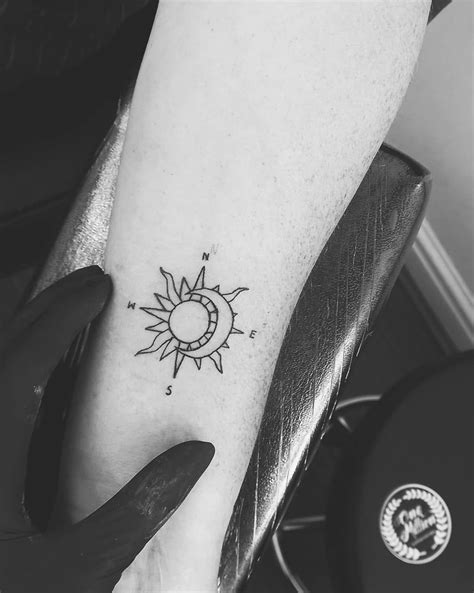 Tatuagem sol e lua um desenho cheio de signifcado místico Elbow