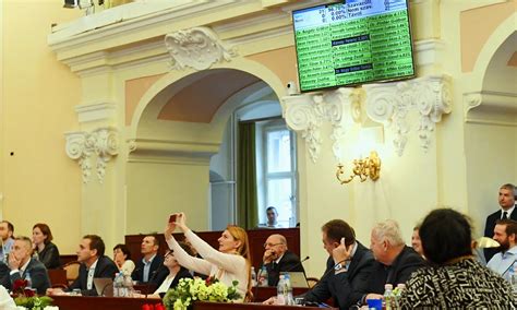 Emlékeztetett, az előző ciklusban nem voltak frakciók az önkormányzatban, most viszont lesznek, mert nem érdeke a városnak, hogy nehezítse a pártok. Milliós bankszámlák és tartozások: Nyilvános lett a ...