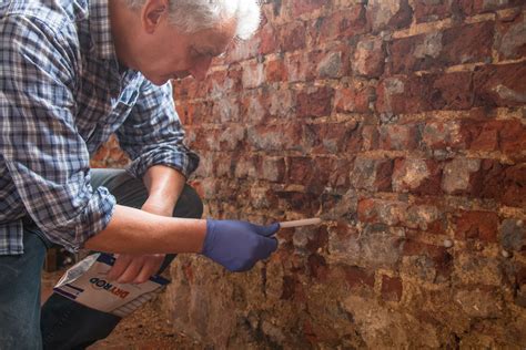 Hierbei handelt es sich um eine wasserfreie silikonharzlösung zur trockenlegung von feuchten mauern und nassen kellern. Horizontalsperre selber machen