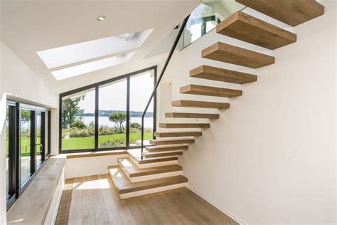 Durch das ölen und wachsen des holzes kommen barfußfreunde in den genuss der samtweichen oberfläche und können das holz regelrecht spüren. Kragarmtreppe in der Holzart Eiche astig weiß geölt mit ...