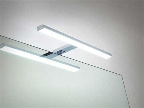 I faretti per specchio da bagno sono spesso compresi all'interno della struttura dello specchio, ma nel caso di specchi privi di cornice si potranno sistemare faretti bagno o applique nella parte superiore dello specchio o ai suoi lati. Lampada specchio bagno, tutti più belli con la luce giusta ...