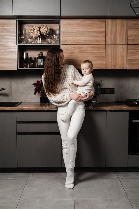 Feliz Madre Con Su Hija En La Cocina Mon Y Su Hijo Pasan Tiempo Juntos En Casa Imagen De