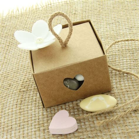 Plus de 3000 produits en stock. Boite dragées kraft à corde fenêtre coeur (les 10)