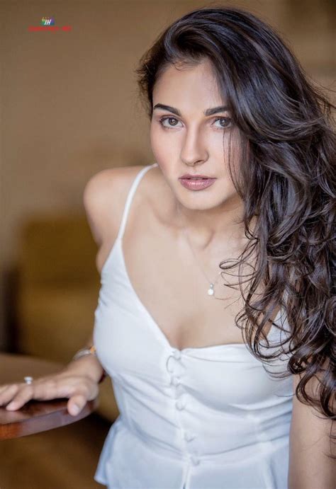 Andrea Jeremiah Exposing Cleavage Photos Gallery Photos Hd Images Pictures Stills First Look
