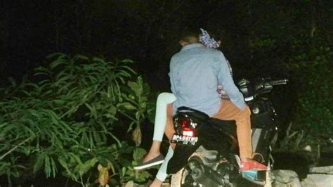 Dua Remaja Dipergoki Warga Berbuat Mesum Di Atas Motor