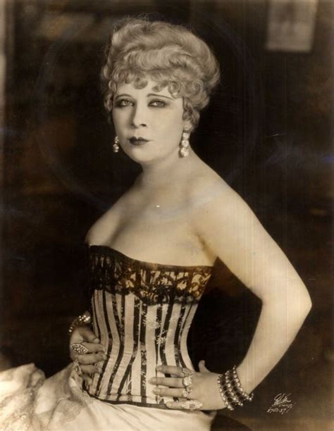 the original hollywood sex symbol 45 glamorous photos of mae west in the 1930s ~ vintage everyday