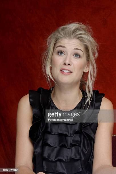 Rosamund Pike Fotos Photos And Premium High Res Pictures Getty Images