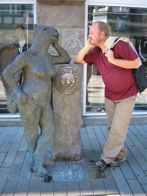 Funny Sculpture Photos 15 People Really Excited To Pose