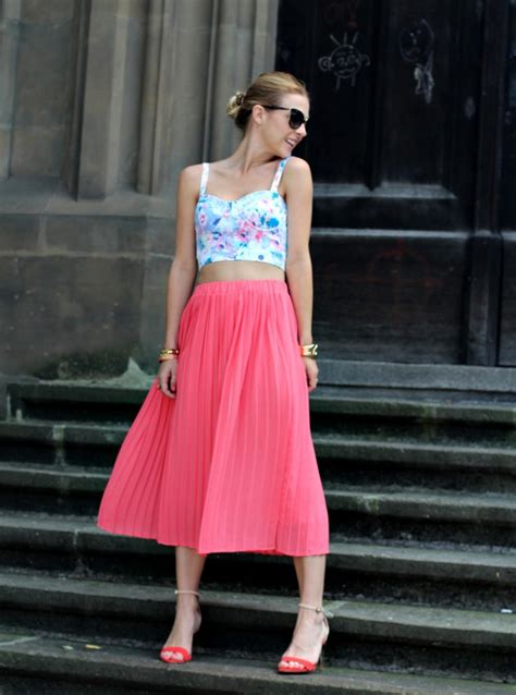 It's no secret i love a crop top (if you search crop top quite a few posts will come up), so give me a comfortable crop top set and you know i'm here for it. Stylish Crop Top And Full Skirt Combos You Should See ...