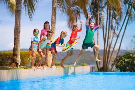 Crianças Pulam Na Piscina Diversão De água De Verão Foto De Stock