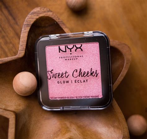 Nyx Sweet Cheeks Creamy Powder Blush Rose And Play Review And Swatch Zig Zac Mania