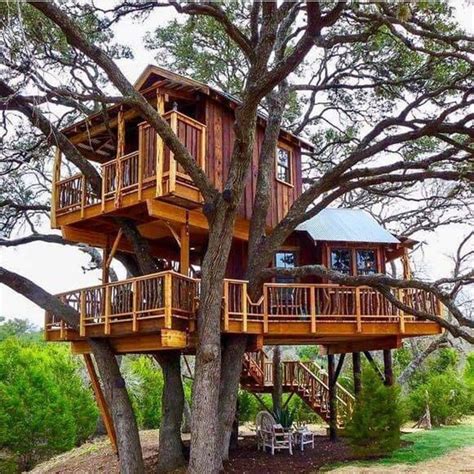 Pin By Bella On Treehouses Cool Tree Houses Tree House Decor Tree House