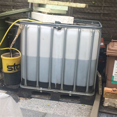 Wieviel Liter Wasser passt in dieser Wassertonne? (Regentonne)