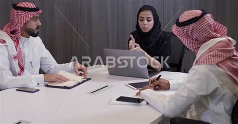 اجتماع رجال الاعمال السعوديون الخليجيون مع سيدة اعمال سعودية خليجية في