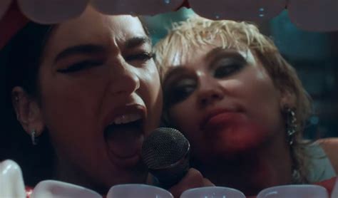 Dua Lipa Y Miley Cyrus Liberan Deseos En Prisioner El Foco