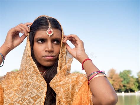Traditionele Jonge Indische Vrouw Die Op Sari Zetten Stock Foto Image Of Oosters Openlucht