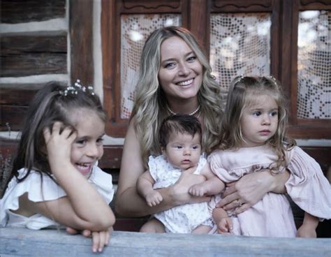 Laura Cosoi E însărcinată Prima Imagine Cu Ea Gravidă Rețete și Vedete