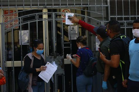 Venezolanos Llegaron Hasta Su Embajada Para Solicitar Vuelos