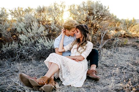 50 Romantic Couple Poses To Get Cute Couple Photos 5 Freebies