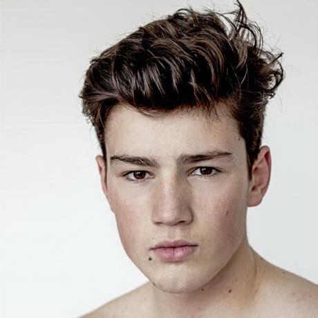 The most popular little boy haircuts are typically longer on top and shorter on the sides. Herrenhaarschnitt kurz