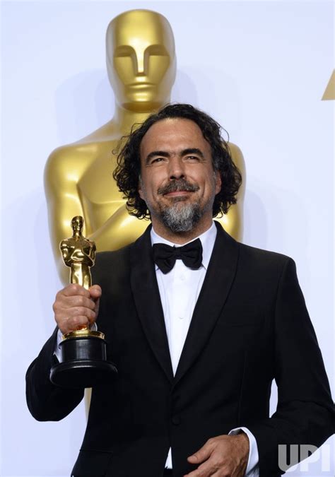 Photo Alejandro G Inarritu Holds His Award Backstage At The 88th