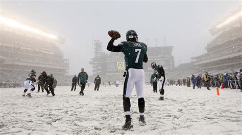 Rain Sleet Or Snow How NFL Players Stay Warm During The Coldest Games