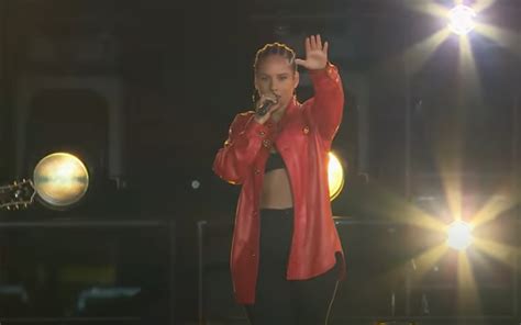 Watch Alicia Keys Performs Underdog Live Goes Behind The Scenes Of