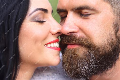 優しさと親密さを楽しむ官能的な情熱的なカップル若いセクシーなカップルの顔の肖像画を閉じる プレミアム写真