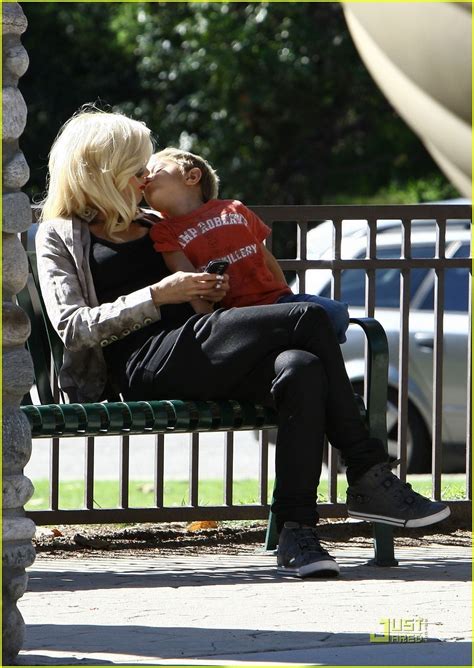 Gwen Stefani Gets A Kingston Kiss Gwen Stefani Photo 10141868 Fanpop