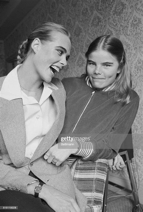 Margaux Hemingway With Her Younger Sister Mariel Hemingway In 2022 Margaux Hemingway Mariel