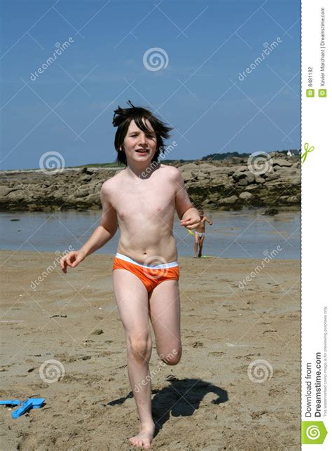 ход мальчика пляжа стоковое фото изображение