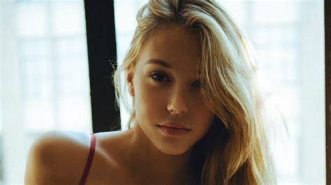 Alexis Ren Wallpapers Top Free Alexis Ren Backgrounds Wallpaperaccess