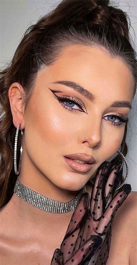 50 Gorgeous Makeup Trends To Try In 2022 Neutral Graphic Lines In