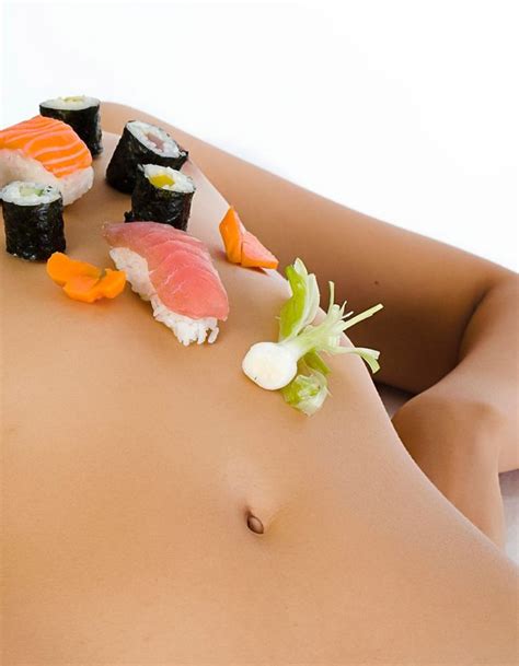 Manger Des Sushis Sur Le Corps Dune Femme Cest Possible Elle