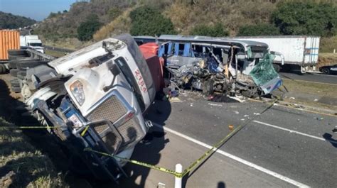 camión de pasajeros choca contra un tráiler deja dos muertos y 18 heridos la verdad noticias