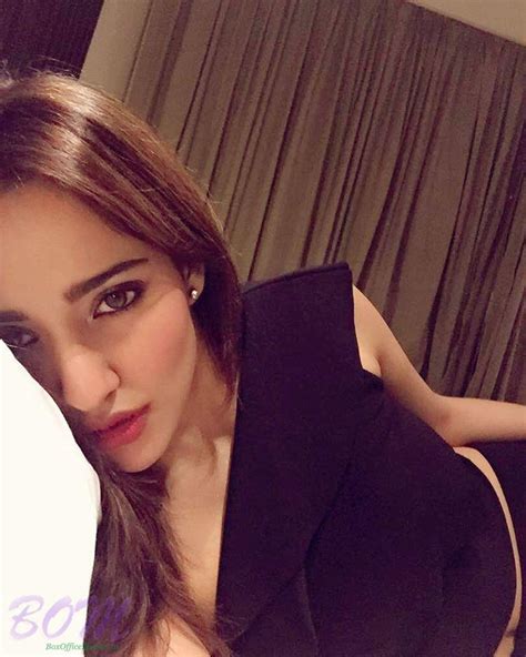 Neha Sharma Quirky Selfie Photo Neha Sharma Quirky Selfie Picture