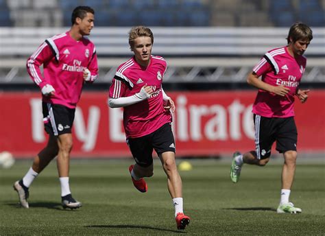 Martin ødegaard (born 17 december 1998) is a norwegian footballer who plays as a central attacking midfielder for british club arsenal, on loan from real madrid, and the norway national team. Slik startet dagens største fotballstjerner - Martin ...