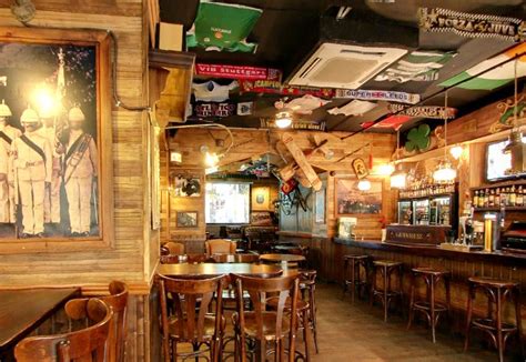 Most bars in barcelona accept payment by credit or debit card. Top 5 British and Irish Bars in Barcelona
