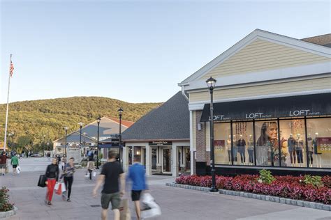 About Woodbury Common Premium Outlets A Shopping Center In Central