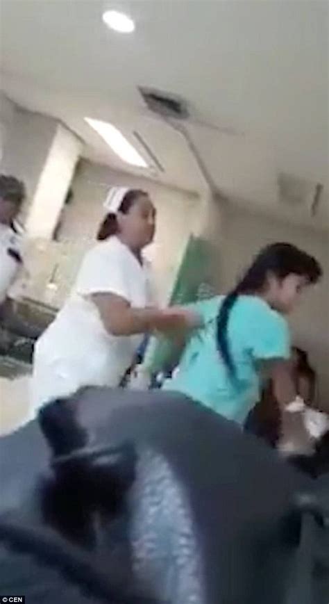 환자 폭행 하고 침대로 내던진 간호사의 충격적인 행동 영상 newsnack