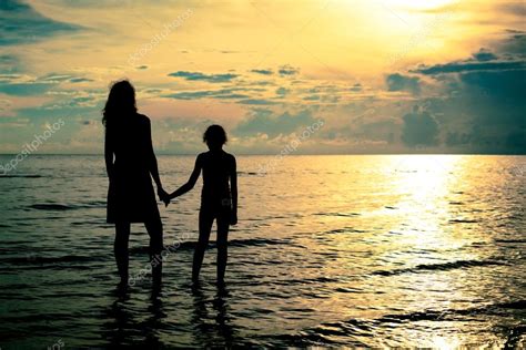 Mother And Daughter Walking On The Beach At The Dawn Time — Fotos De